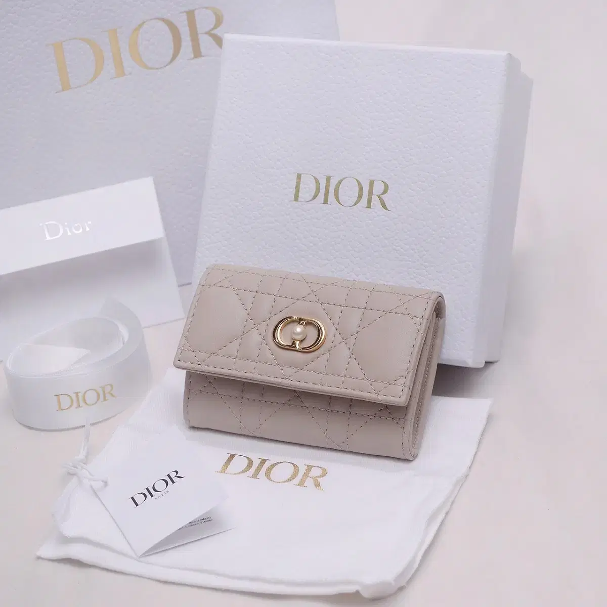 새상품) 디올 (Dior) 졸리 글라이신 컴팩트 지갑 (파우더 베이지)